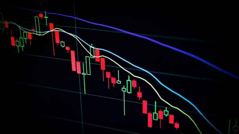 Gráfico de candles do mercado de ações em uma tela escura