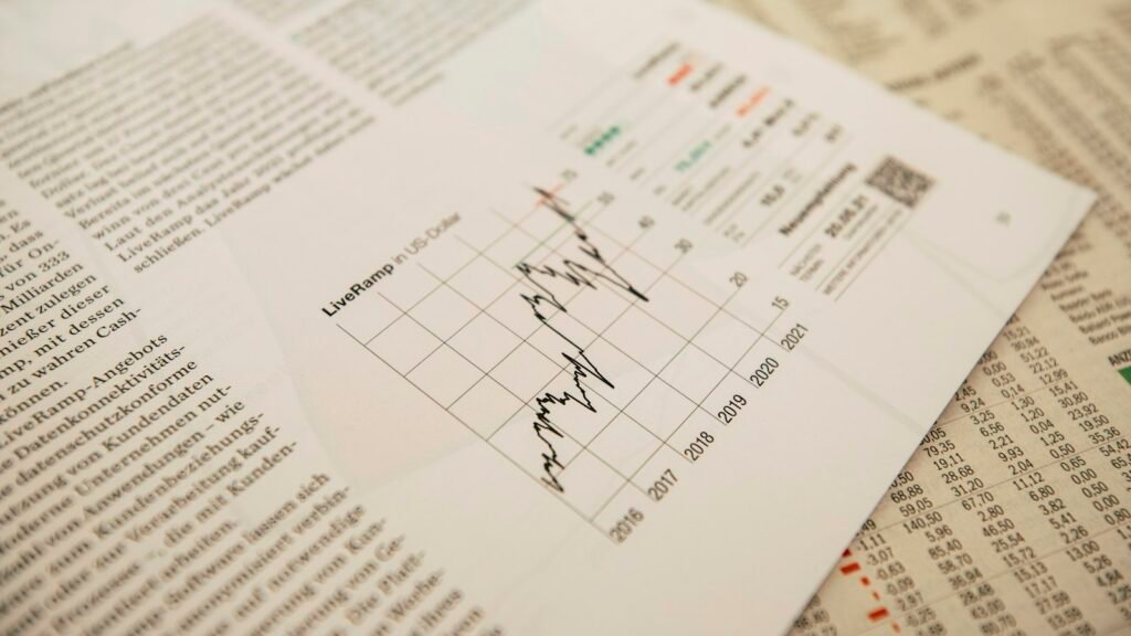 Jornal financeiro com gráficos de ações