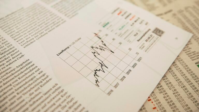Jornal financeiro com gráficos de ações