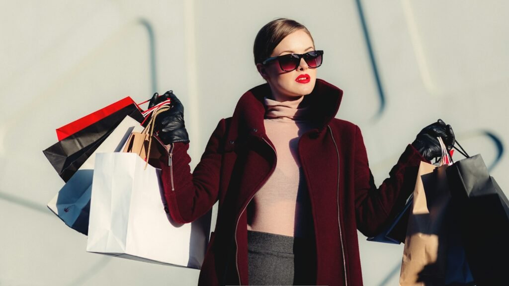 Mulher carregando sacolas de compras