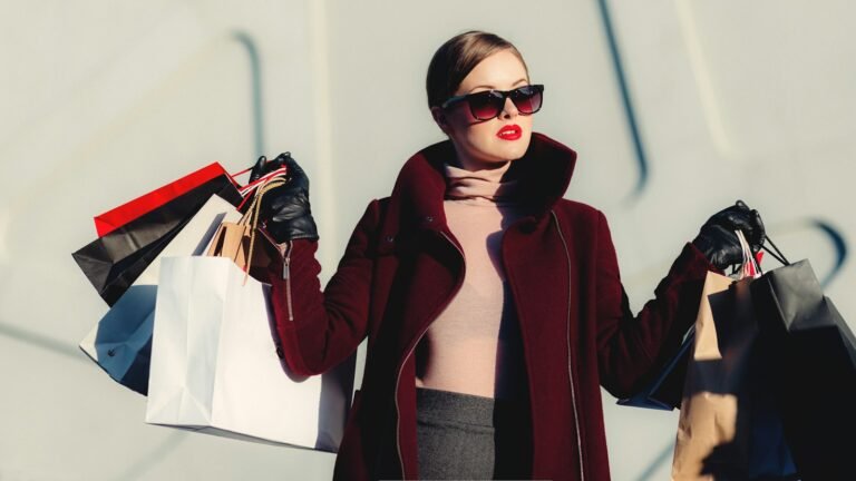 Mulher carregando sacolas de compras