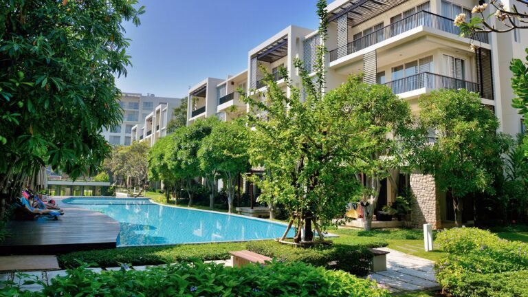 Prédio residencial com piscina e árvores