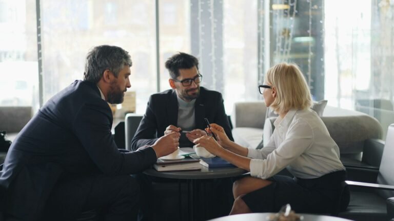 Reunião de pessoas em volta de uma mesa de escritório