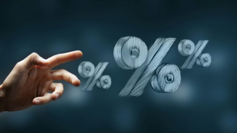 Mão estendida em direção a símbolos de porcentagem