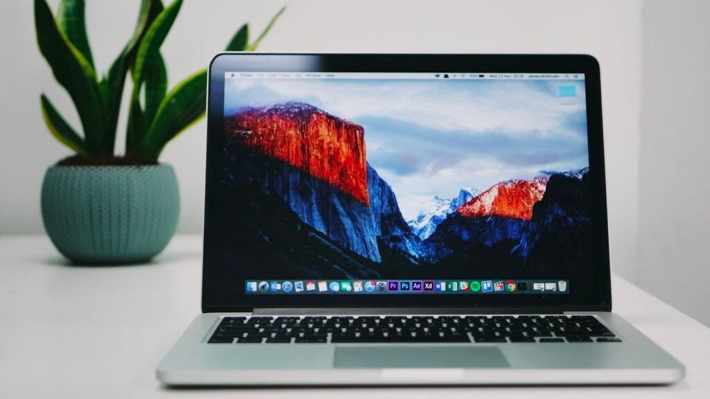 Laptop aberto sobre a mesa