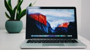 Laptop aberto sobre a mesa