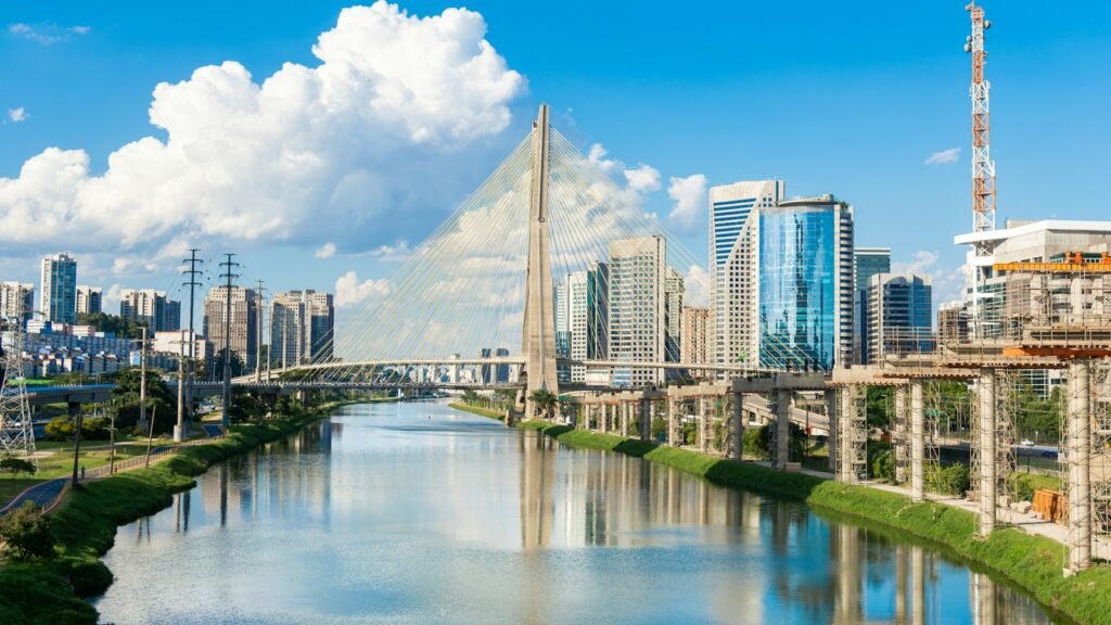 Ponte Estaiada e prédios de São Paulo às margens do rio Pinheiros